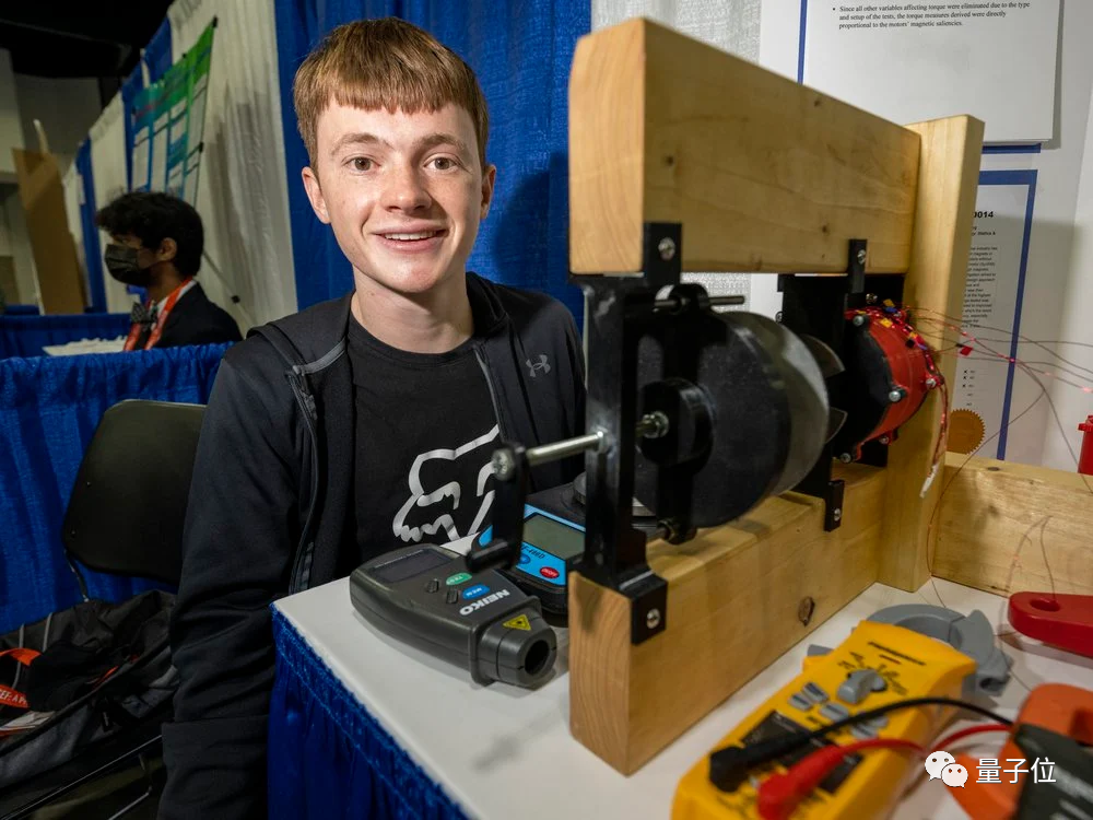 17岁高中生手搓发动机获50万大奖，天生工程爱好者已有60余项发明