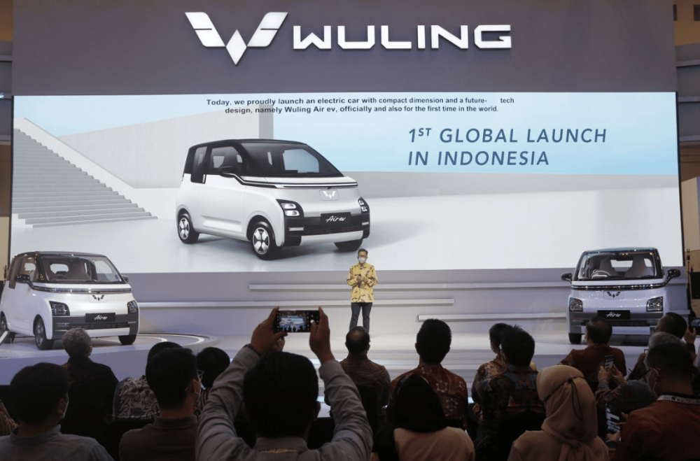 印尼卖到“2.38亿”，这款五菱代步小车，比国内的高贵？