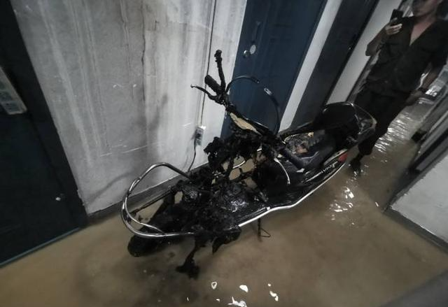 杭州临平:凌晨,电动车起火!_腾讯新闻