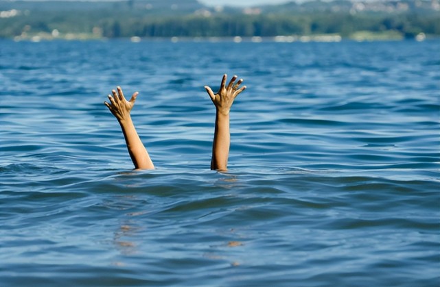 出发,提醒人们会水也可能发生意外,不要心存侥幸,要想预防溺水悲剧