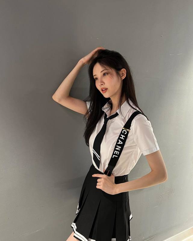 林允儿徐贤穿学生装引热议韩网友太漂亮了