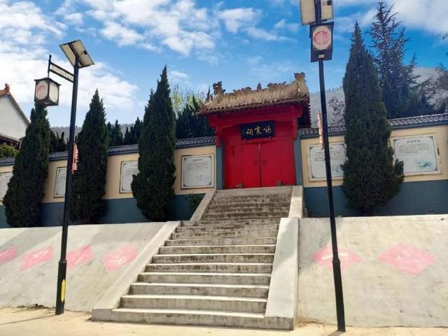 离杜家村不远的豫灵镇杨家村,从310国道通往该村的主道叫杨震大道,村