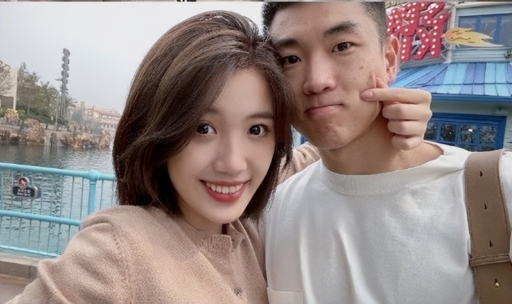 高诗岩的女朋友郑灿是福建人,毕业于福建南平剑津中学,2018年考上中国