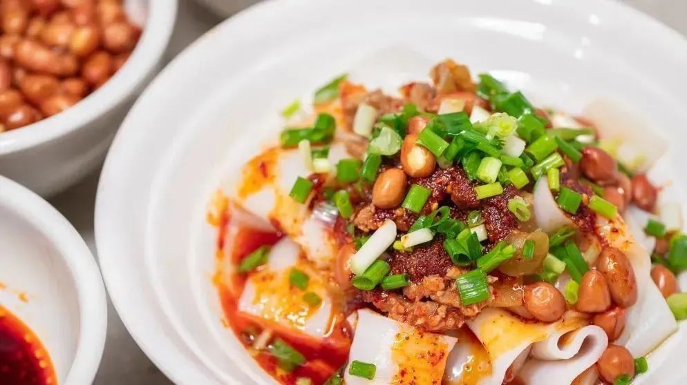 又糯又滑的米皮搭配脆哨肉丁的同时再点缀几颗花生米,搅拌搅拌一碗下