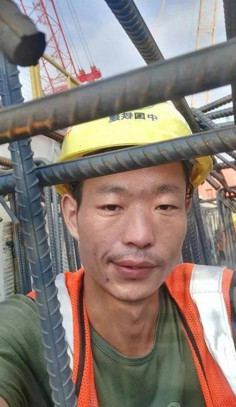 最近,一个小伙子在工地工作了10年.