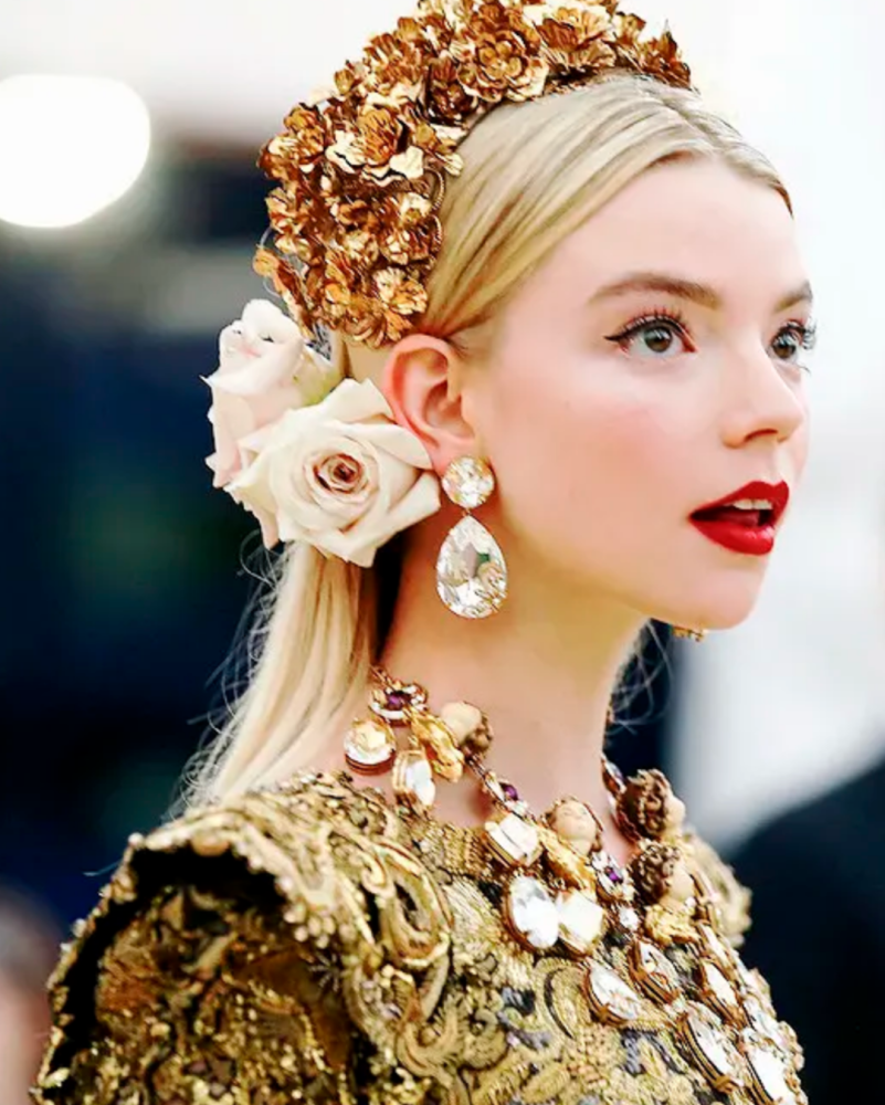 并凭借热门美剧《女王的棋局》成为炙手可热花旦的安雅·泰勒-乔伊