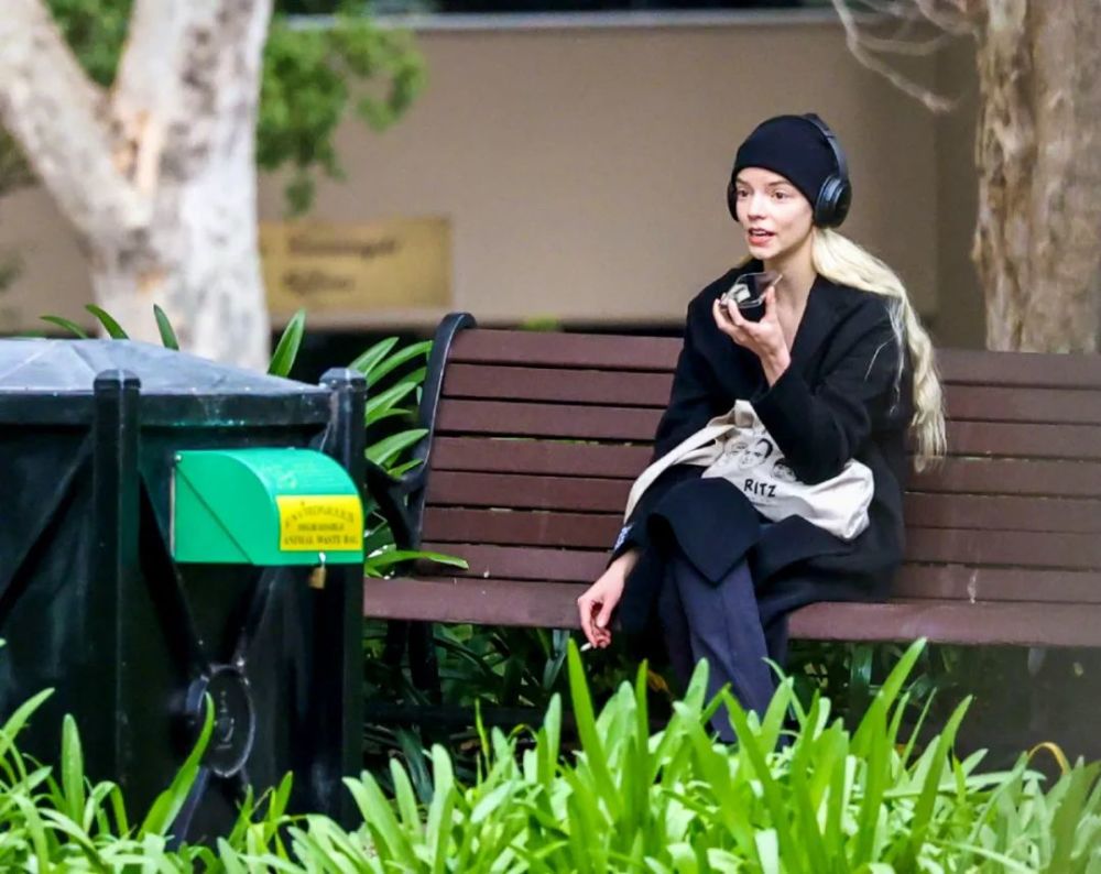 并凭借热门美剧《女王的棋局》成为炙手可热花旦的安雅·泰勒-乔伊