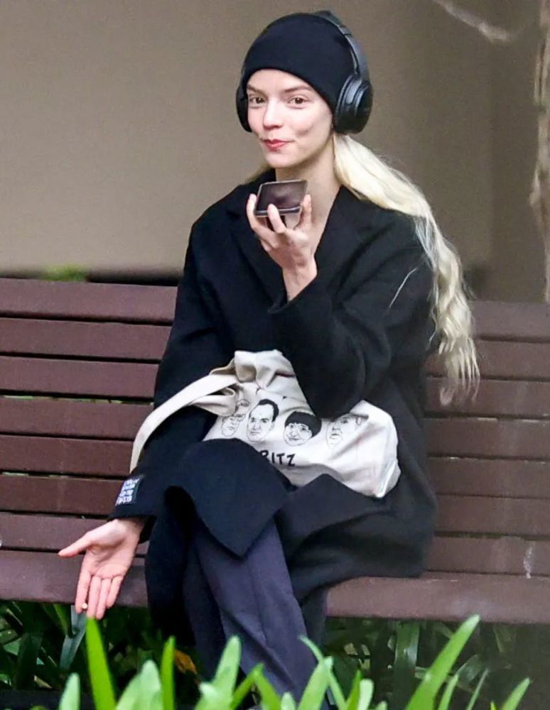 并凭借热门美剧《女王的棋局》成为炙手可热花旦的安雅·泰勒-乔伊