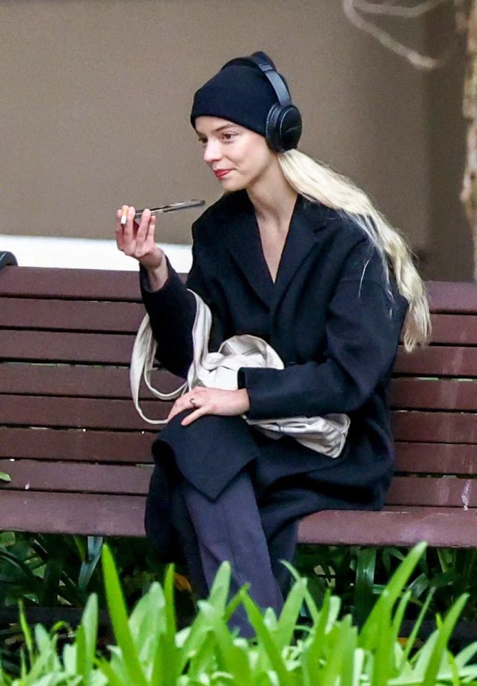 并凭借热门美剧《女王的棋局》成为炙手可热花旦的安雅·泰勒-乔伊