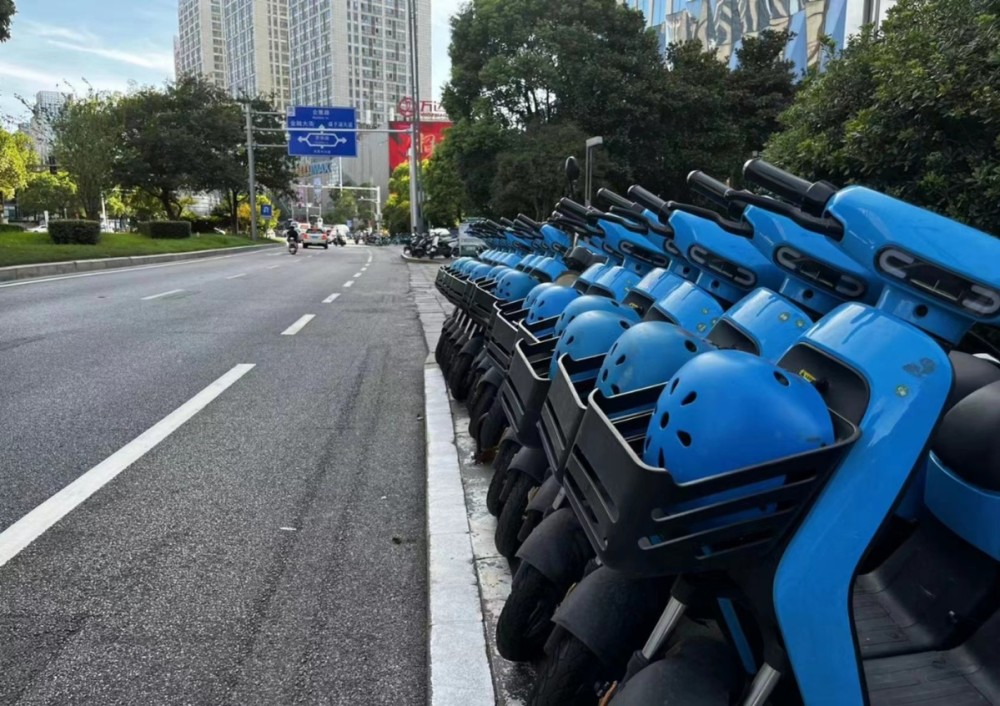 南昌共享电动车公司及时更换破损头盔确保市民安全