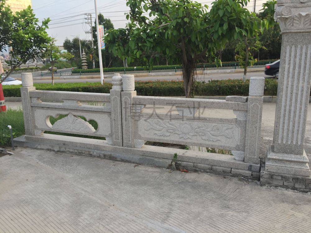 海边石栏杆(海边栏杆拍照)
