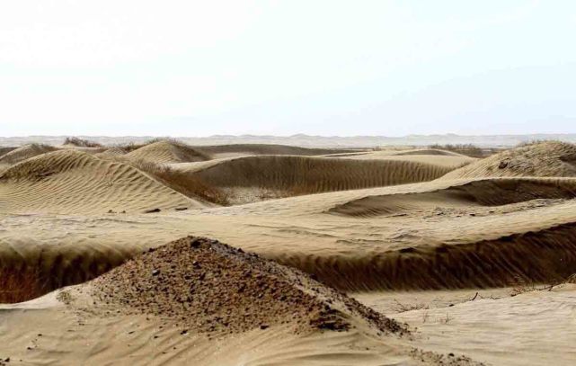 我国唯一被两大沙漠包围的县城,90%的土地荒漠化,一度差点被沙漠吞噬