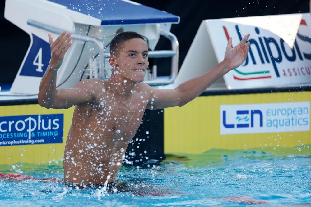 男子100米自由泳世界纪录作古，17岁罗马尼亚少年游出46秒86