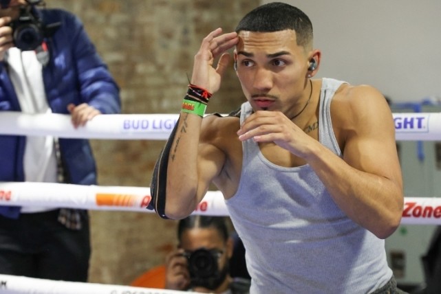 前wba超级/ibf/wbo轻量级拳王美国人特奥菲莫-洛佩兹(16-1,12ko)向