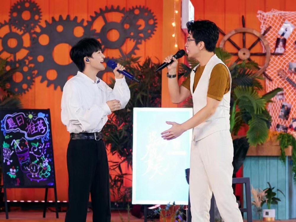 周深夏日歌会舞台治愈度满分,一曲《星鱼》驱走身心的疲惫与艰辛插图5