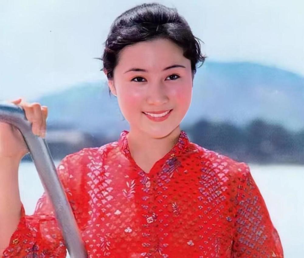 《少林寺》走红后,李连杰成了功夫巨星,牧羊女丁岚去哪里了?_腾讯新闻