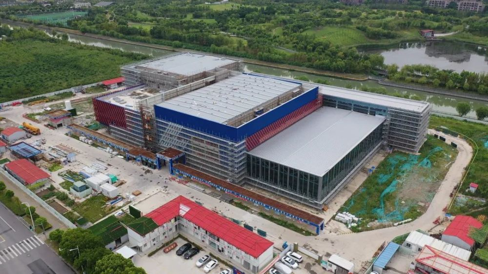 身着彩衣迎金秋杨行体育中心进入外部装修阶段
