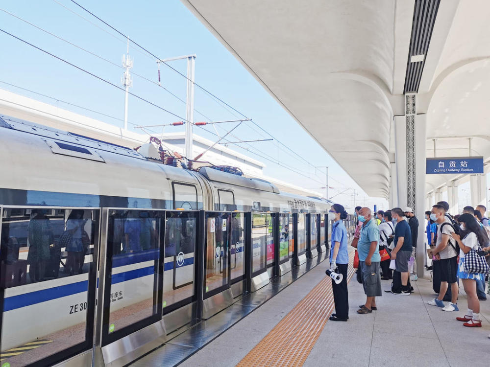 高铁智能新设备在四川自贡站投用_腾讯新闻