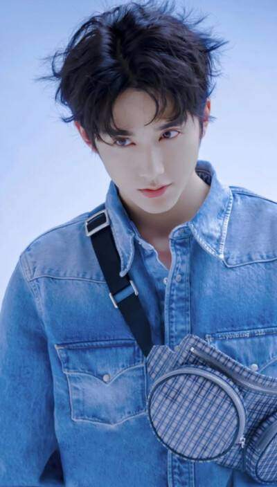 张新成拍杂志屁股突出,被网友质疑垫了屁股,工作室回应风太大