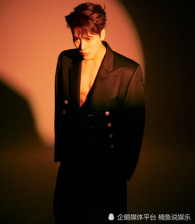 被王嘉尔帅到了!穿深v西装大秀腹肌线条,型男魅力根本挡不住