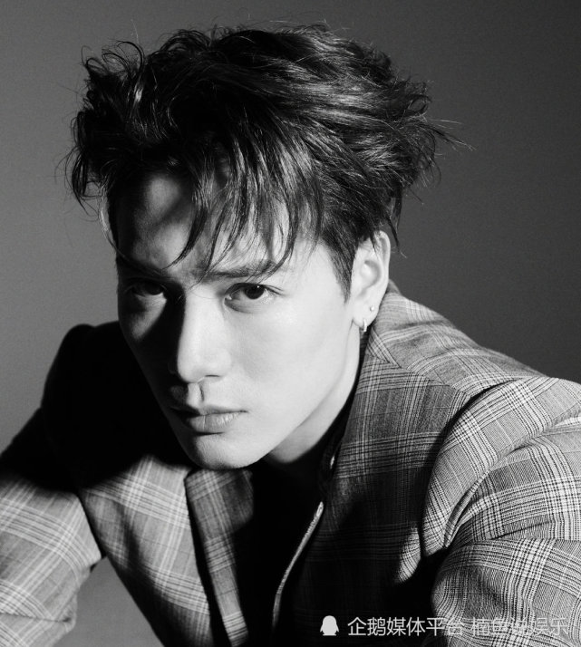 被王嘉尔帅到了!穿深v西装大秀腹肌线条,型男魅力根本挡不住