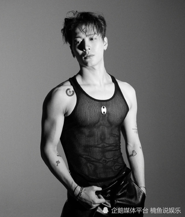 穿深v西装大秀腹肌线条,型男魅力根本挡不住