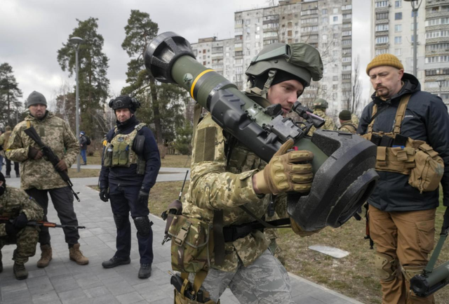 外国援助乌克兰的武器都流入黑市了吗？各国援助的心态是什么？毛片传媒