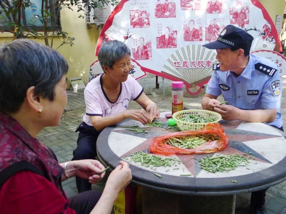 刚到社区工作时,为了尽快进入角色,俞灿芳每天泡在社区.