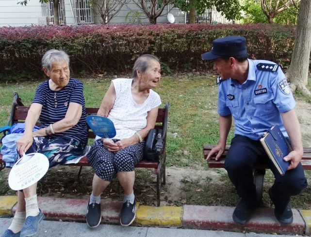 这位芜湖"片警"钉在了一个社区