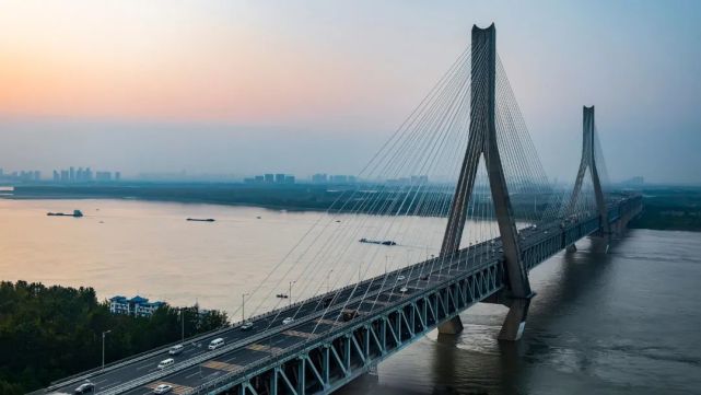 晴川桥▽又称江汉三桥,因红色桥拱,亦称"彩虹桥.