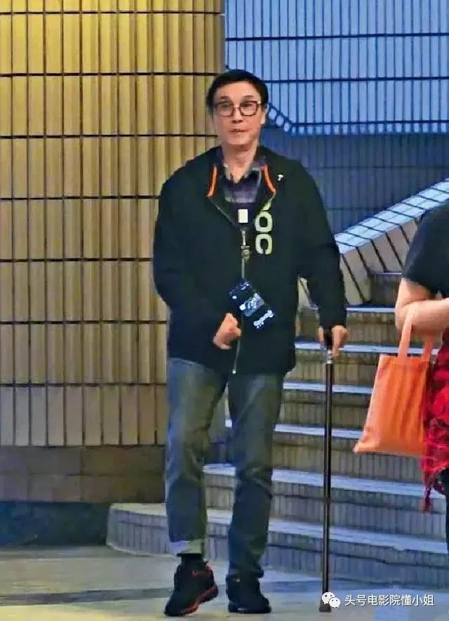 72岁刘松仁晒近照，赵雅芝送问候：2年前中风隐退，无儿女靠太太_腾讯新闻