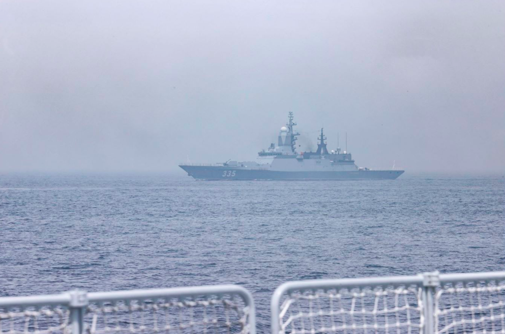 俄方参赛舰艇抵达山东青岛附近海域