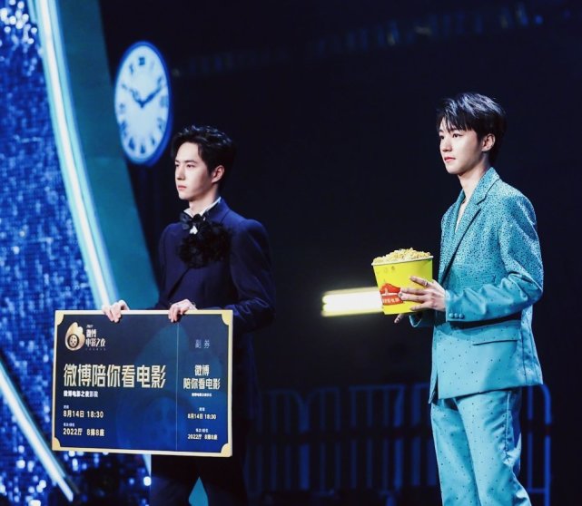 微博之夜王一博和王俊凯的同款站姿,你们get到了吗?