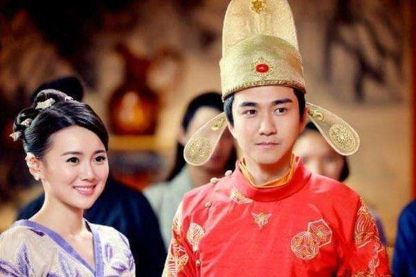 驸马爷真正的职责,不似人前那样风光无限,提着脑袋在做事