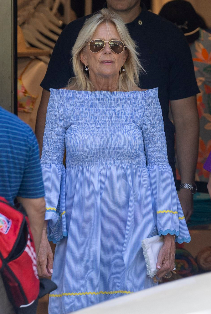 拜登老婆在海岛度假好美!穿得比"儿媳"还嫩,蓝色露肩裙太少女