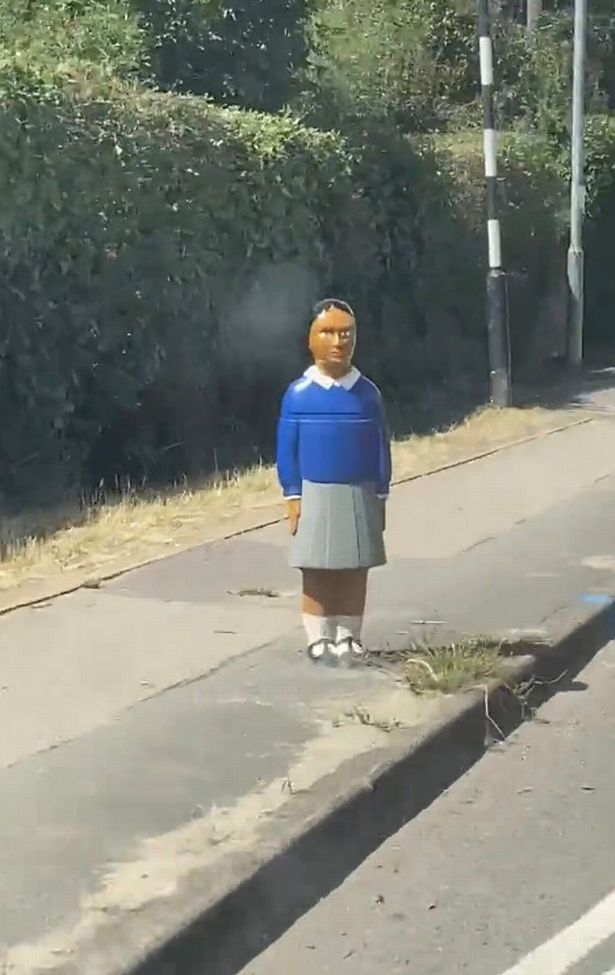瘆人！英国一乡村路旁出现数个排列整齐人偶，只为提醒司机小心孩童