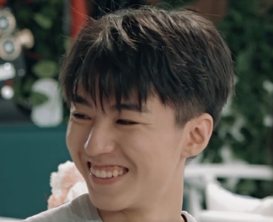 王俊凯上嘴唇太薄的原因,一笑起来上嘴唇就"隐身",再加上牙齿也比较