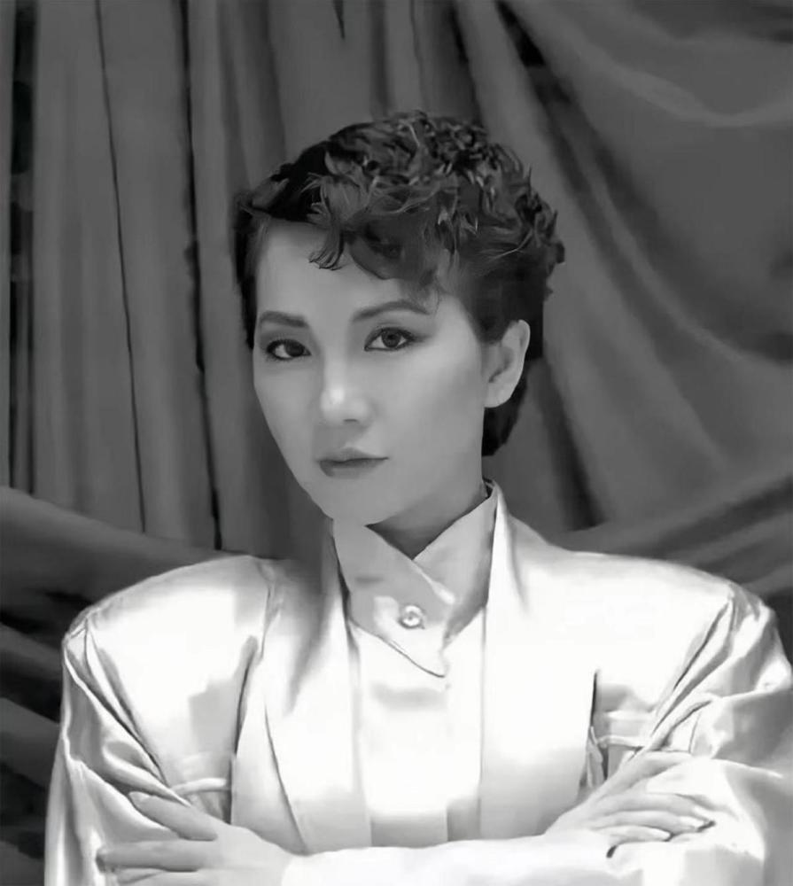 这名醉汉的行为,可把年轻的苏芮吓坏了,她只能努力摆脱男人的束缚