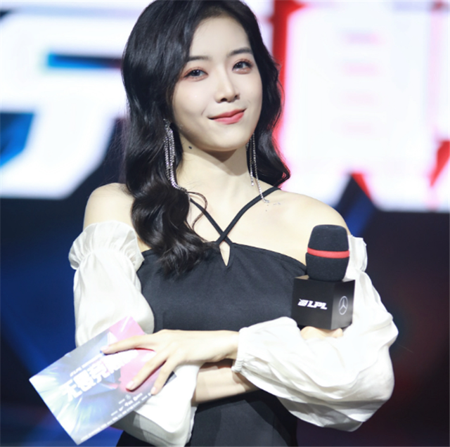 rng一输3解说亲自采访,余霜在写小作文:年年说一样的话安慰自己