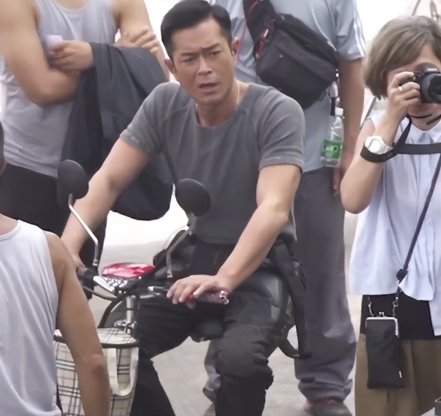 古天乐拍戏骑电瓶车上下班,不带助理:穿好衣服自己就来了!