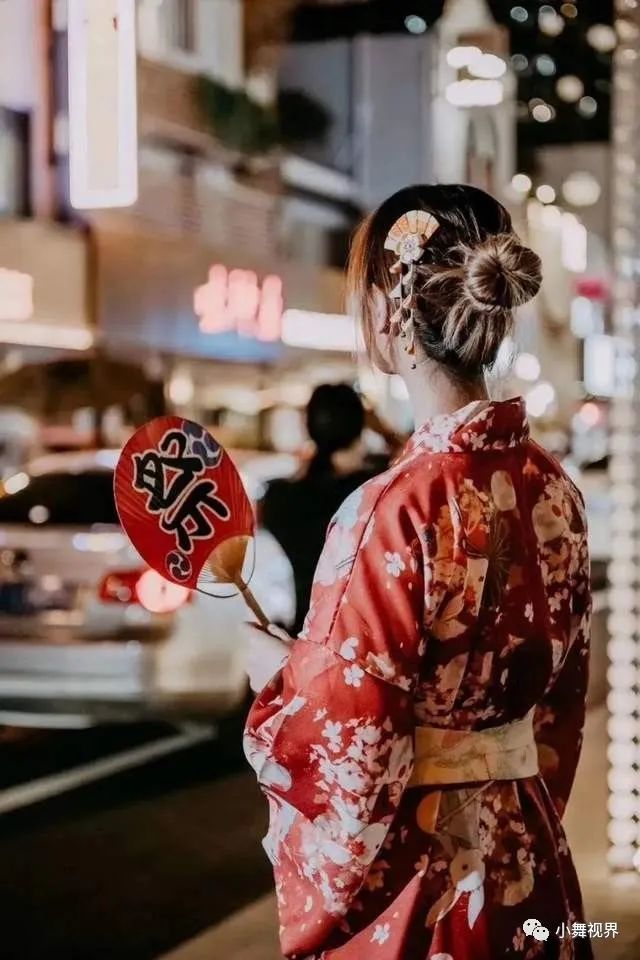 下了"万世不易",而将撰写石刻的日本书法家名字国籍和名字一并"抹去"