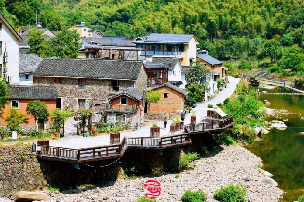 石舍村一个400年历史的隐秘古村落这里三面环溪是高温避暑好去处