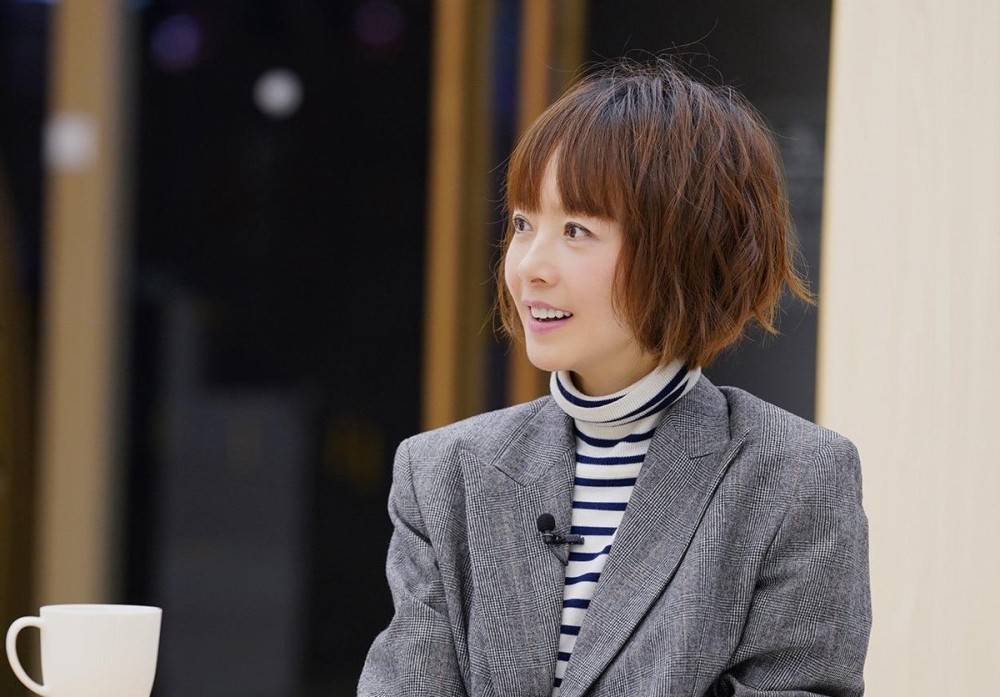 52岁鲁豫采访被偶遇手臂纤细毫无肉感双腿笔直齐刘海发型减龄