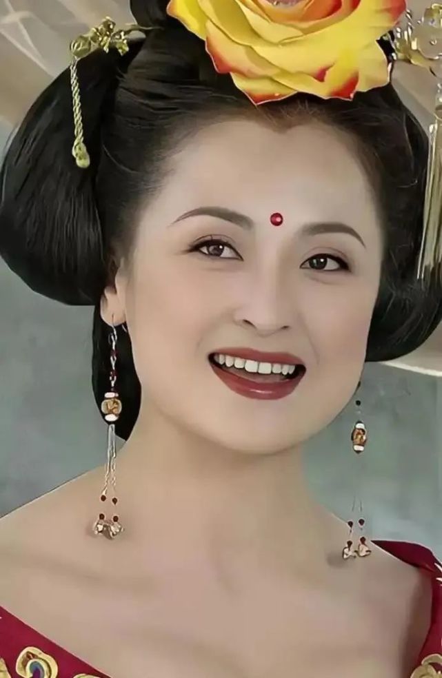 不仅如此,王璐瑶也曾塑造了许多荧幕经典美人,比如《天龙八部》中饰演