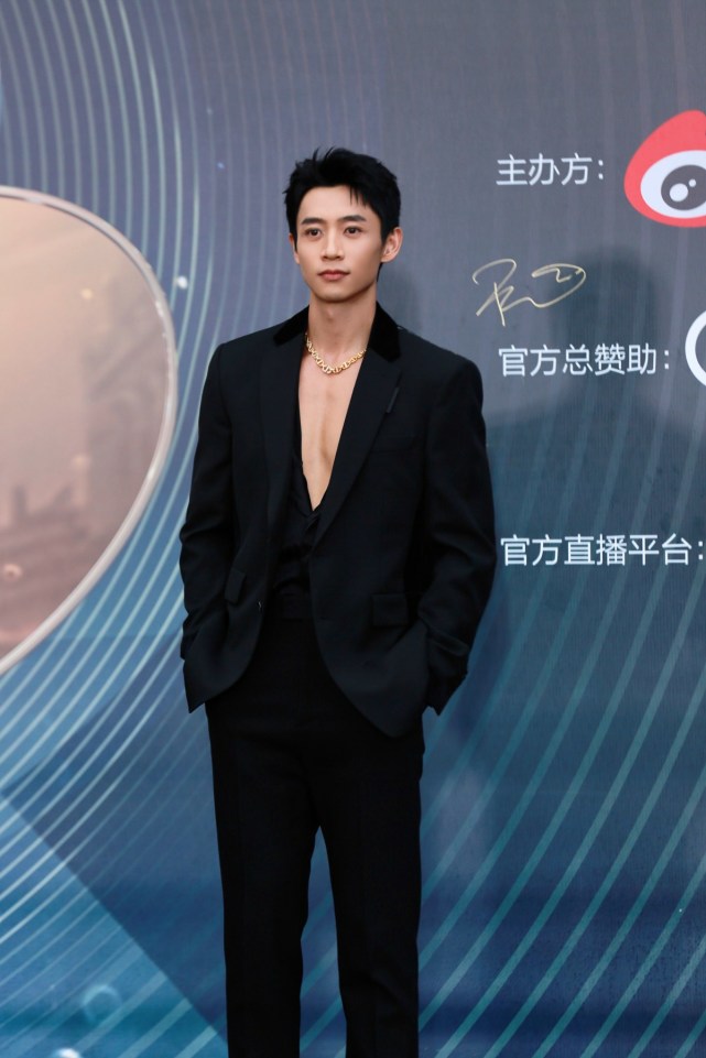 魏晨深v西装现身红毯 喜获年度进取演员奖_腾讯新闻