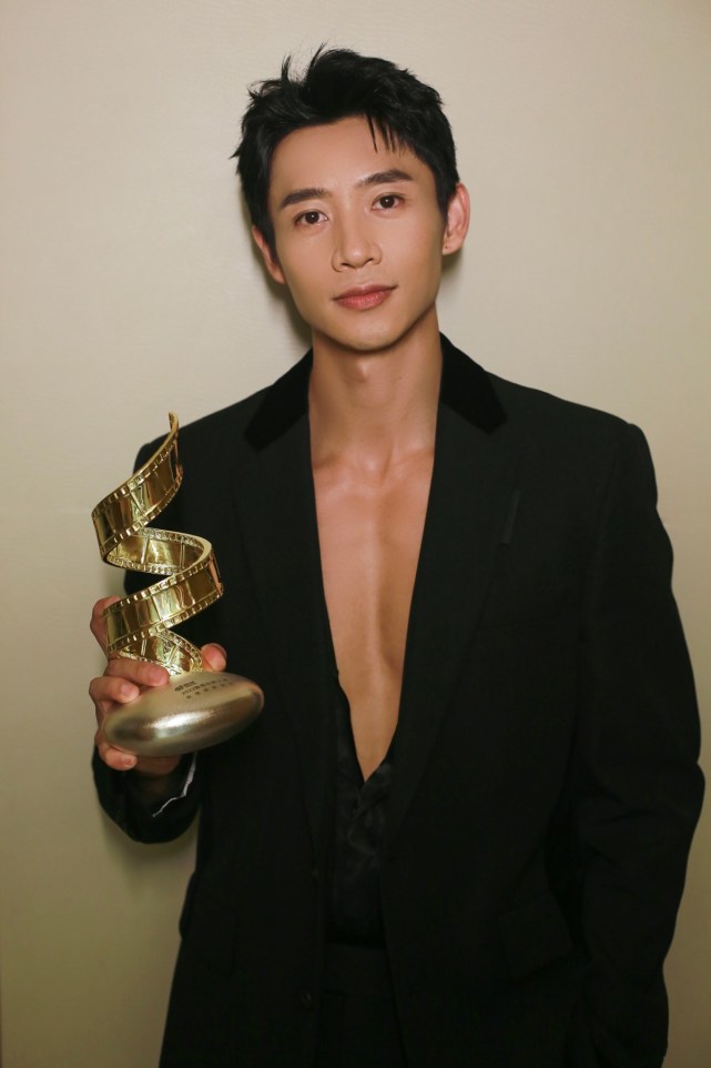 魏晨深v西装现身红毯 喜获年度进取演员奖