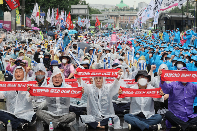 韩国首尔爆发大规模反美集会！有集会者高喊“解散韩美同盟”七年级上册第四单元单词