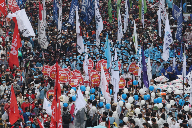 韩国首尔爆发大规模反美集会！有集会者高喊“解散韩美同盟”