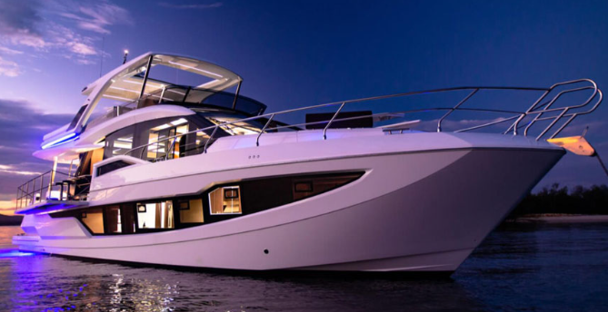 能够容纳3-5人的游艇价格大概在20—50万人民币之间,但这种经济型游艇