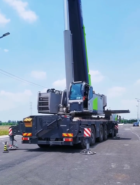 自重110多吨的吊车转场,真怕把车压坏,替老板捏一把汗